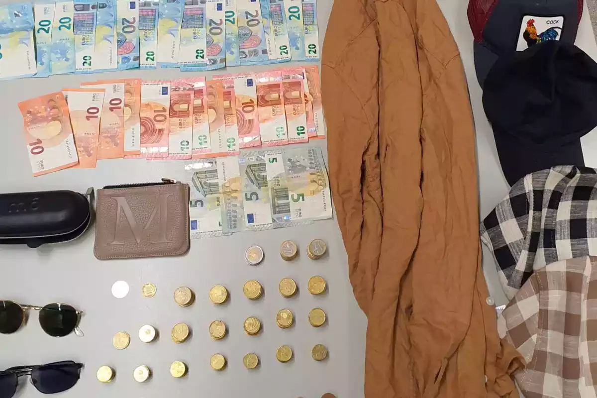 Diners i objectes que es van trobar als detinguts.