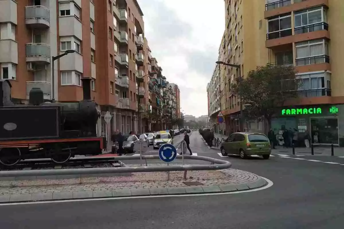 El carrer de l'Escultor Rocamora de Reus vist des de l'avinguda del Carrilet