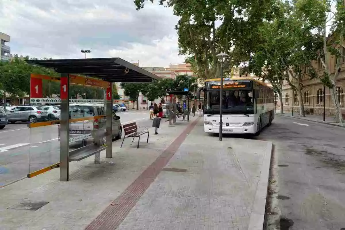 El carrer del Doctor Frias de Reus, amb un autobús aturat a les noves parades