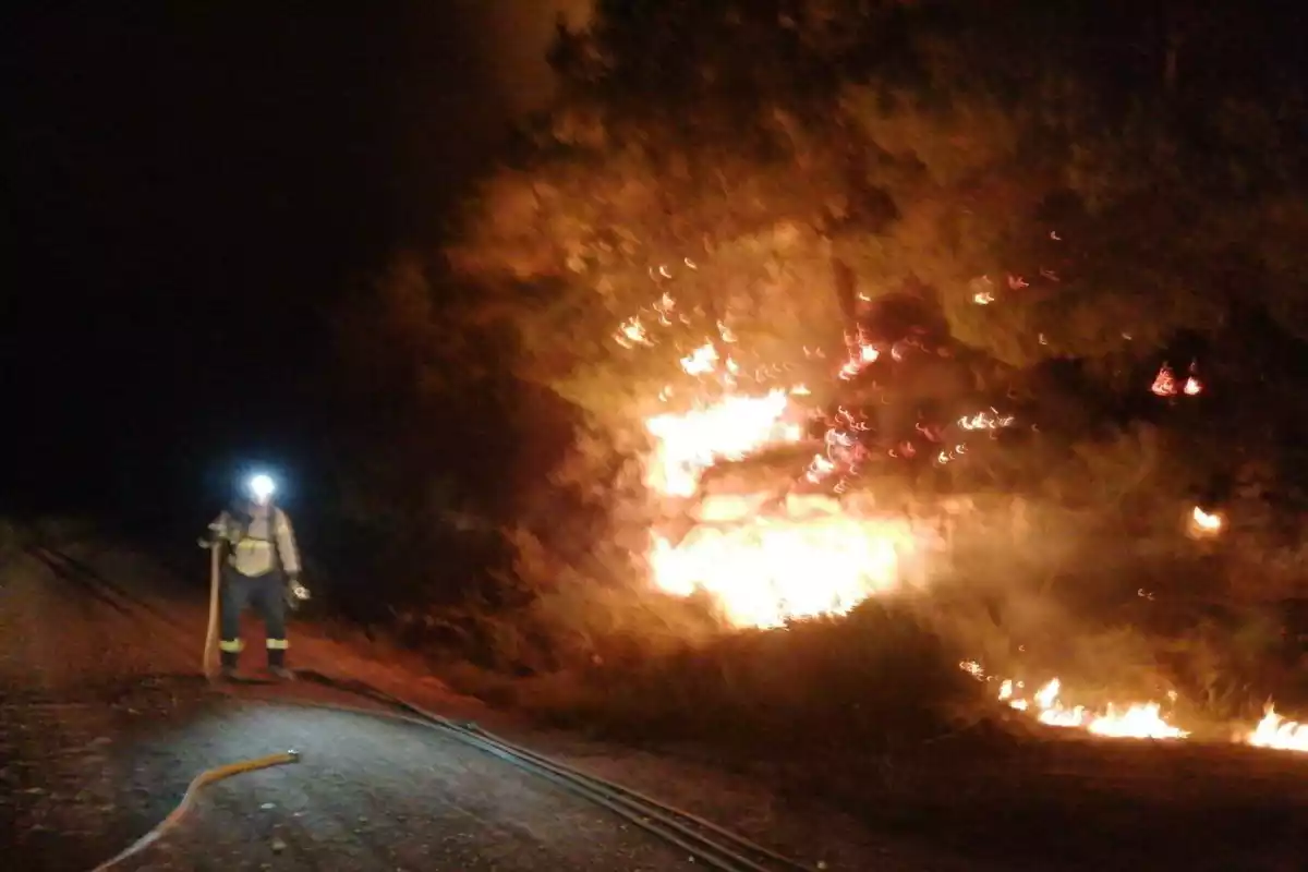 Els Bombers actuant en un incendi a Corbera d'Ebre
