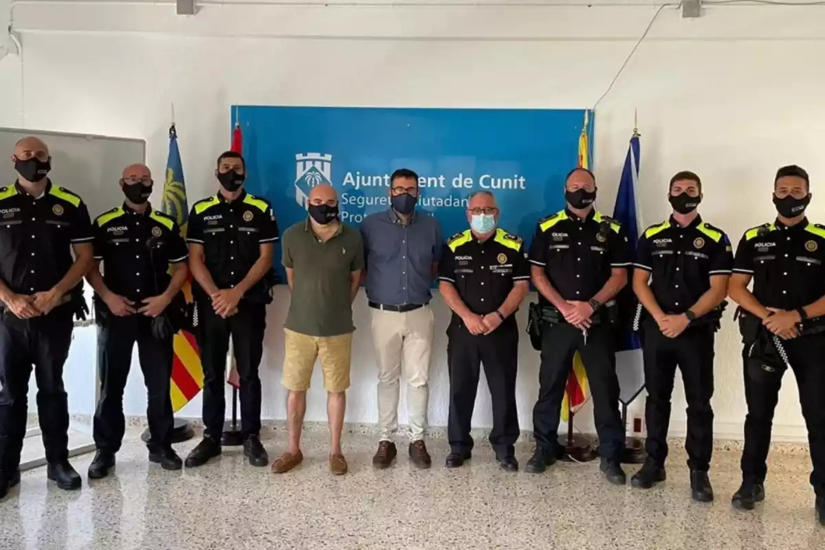 Els nous efectius que s'han incorporat a la policia de Cunit, amb l'alcalde i el regidor de Seguretat.