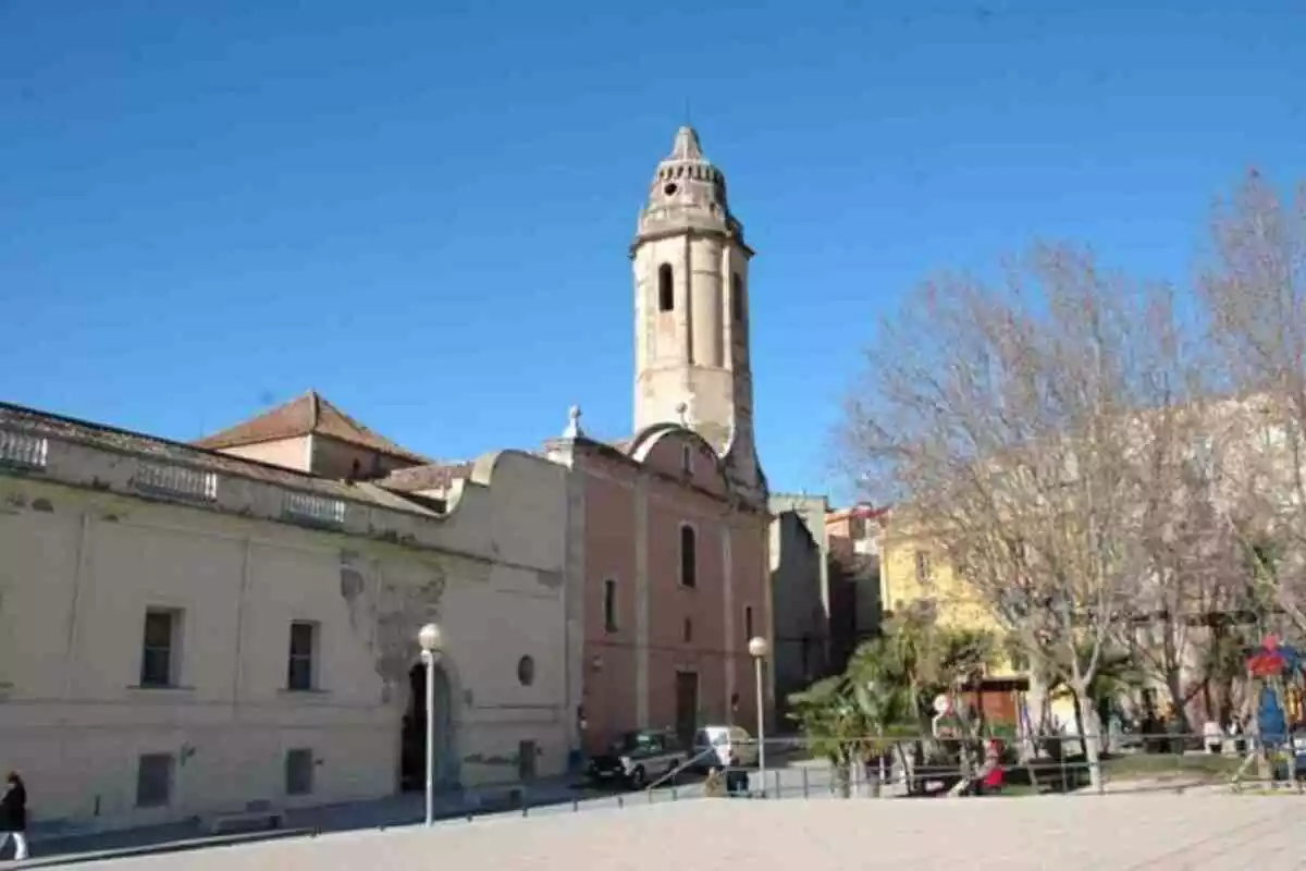 Església de Sant Francesc al fons de la plaça