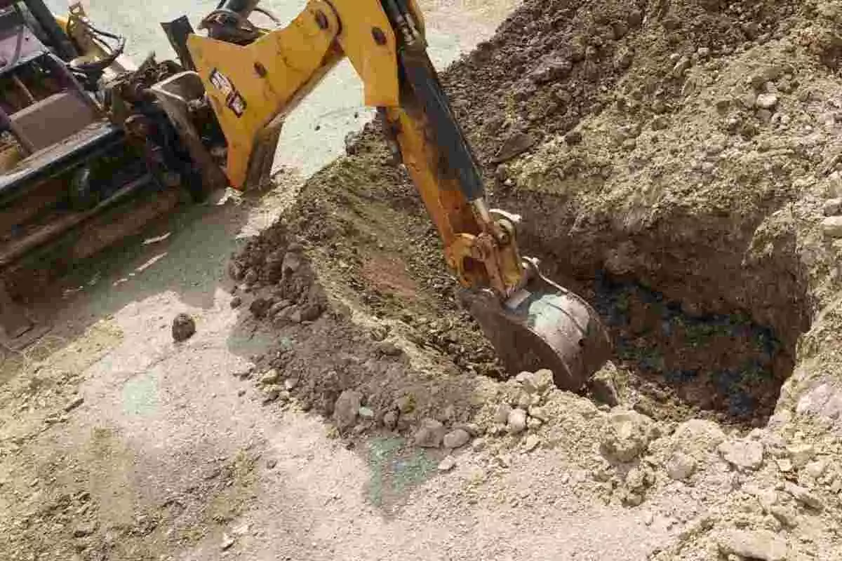 Excavadora fent un forat