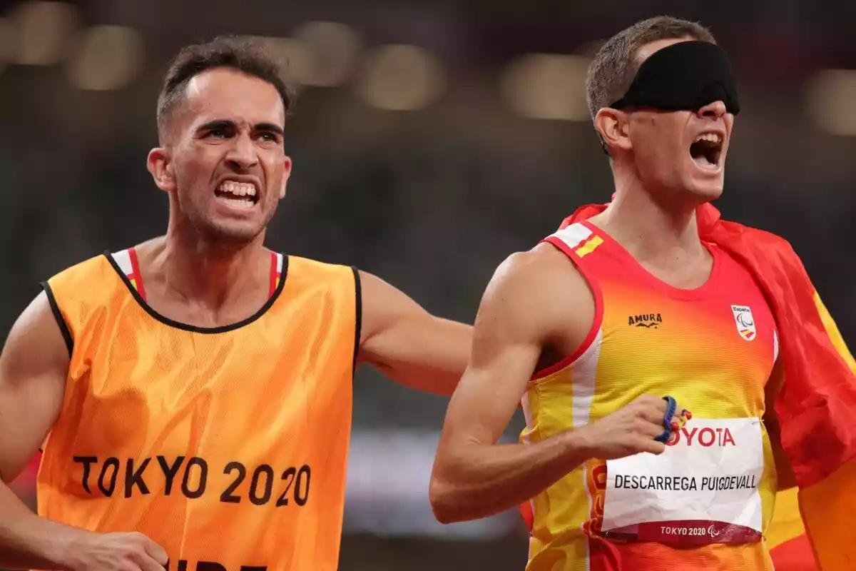 Gerard Descarrega, a la dreta, al costat del seu guia després de guanyar l'or als Paralímpics de Tòquio