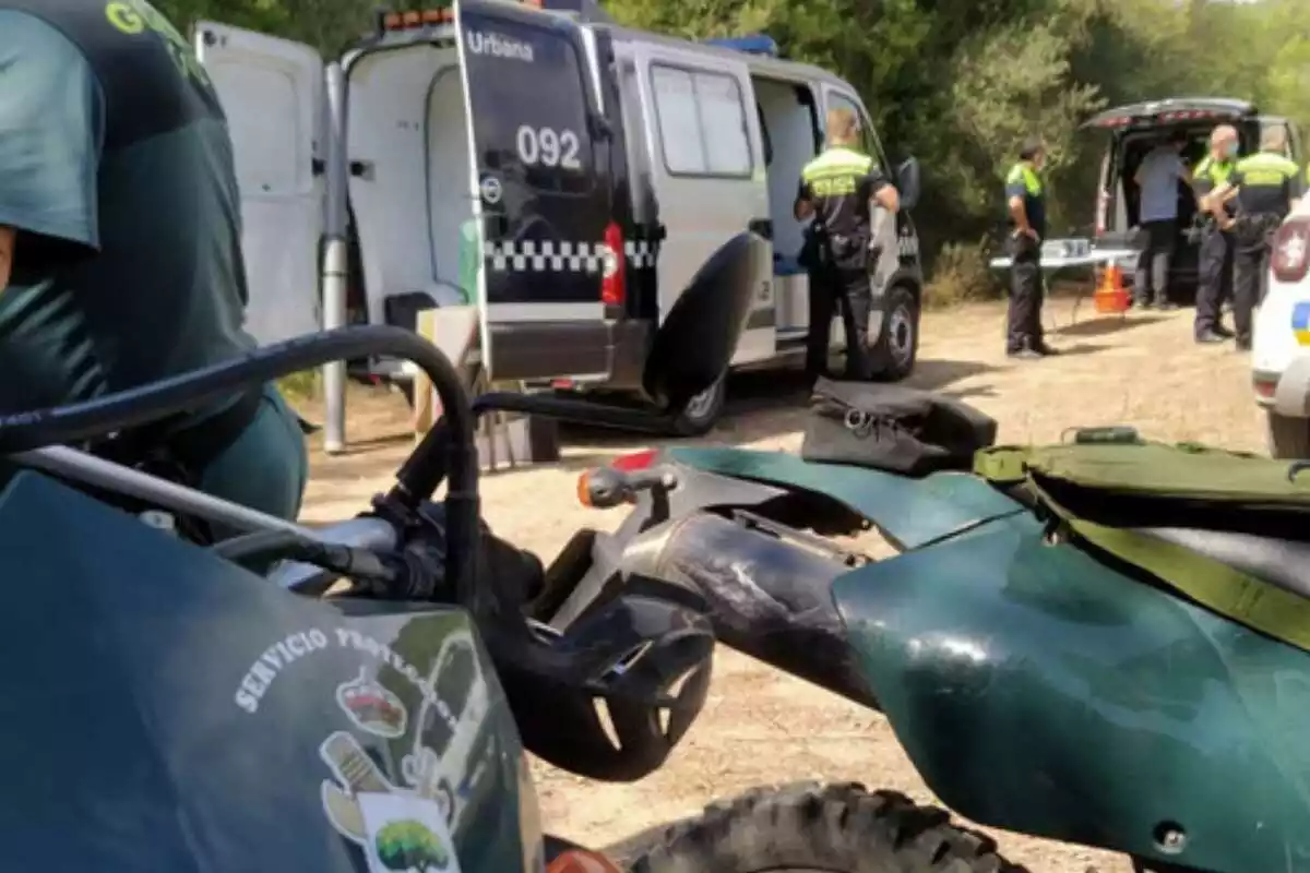 Imatge del dispositiu policial de la Guàrdia Civil i la Guàrdia Urbana, amb furgonetes, cotxes i motos