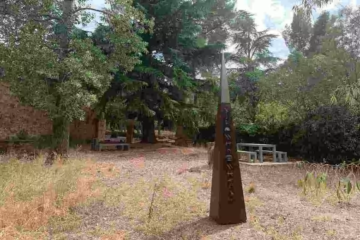 Imatge del monolit al jardí de Poblet