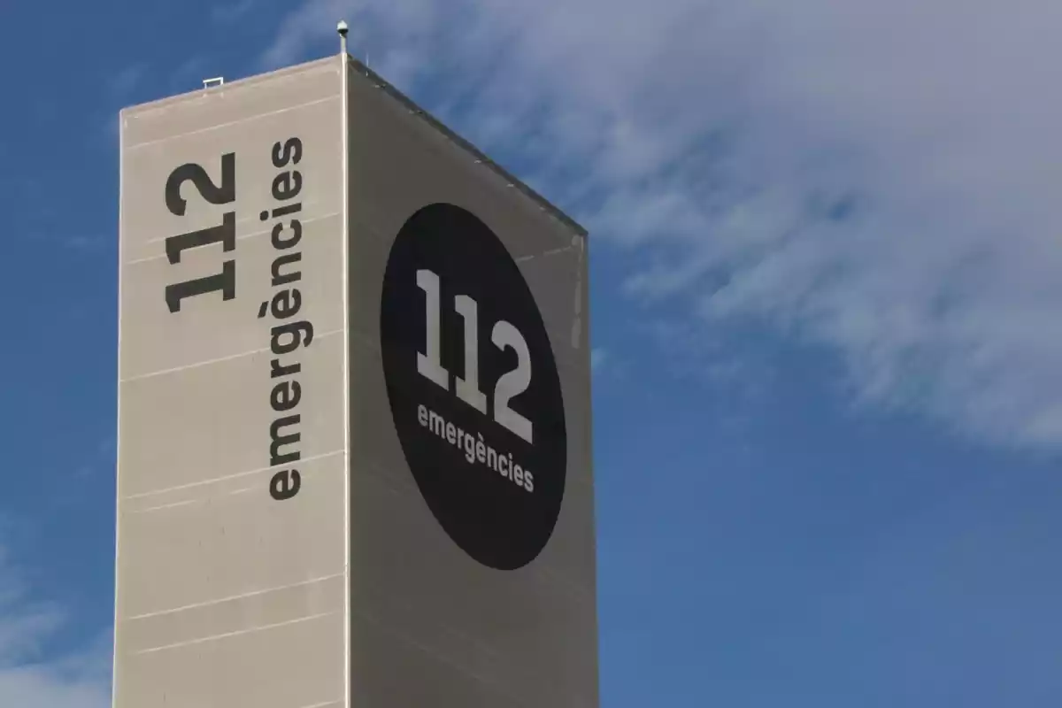 Imatge dels rètols de '112 Emergències' que coronen el centre de Reus