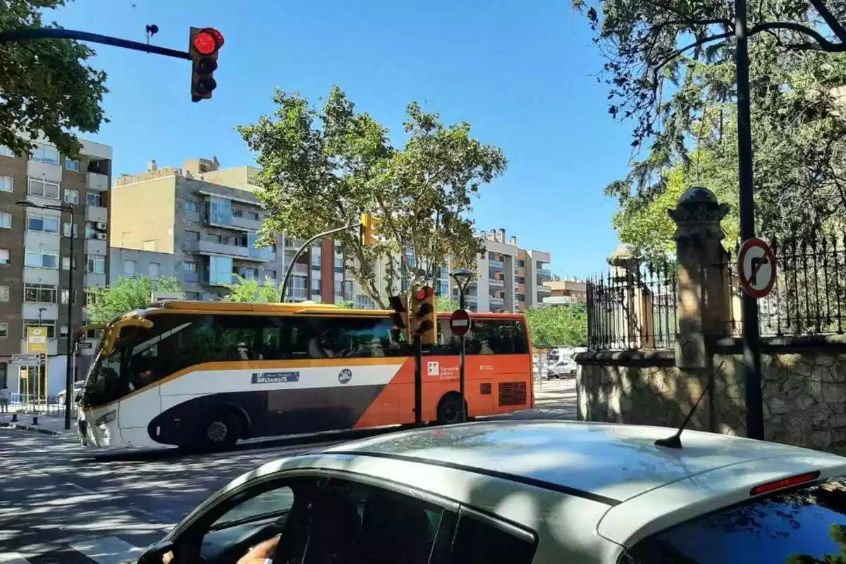Imatge d'un bus interurbà en l'entorn de la nova parada d'autobusos