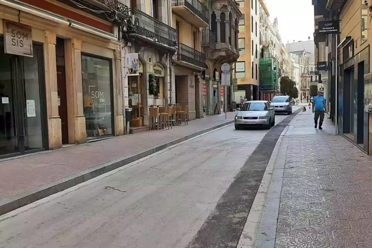 Imatge d'un carrer de reus després d'unes obres amb cotxes transitant