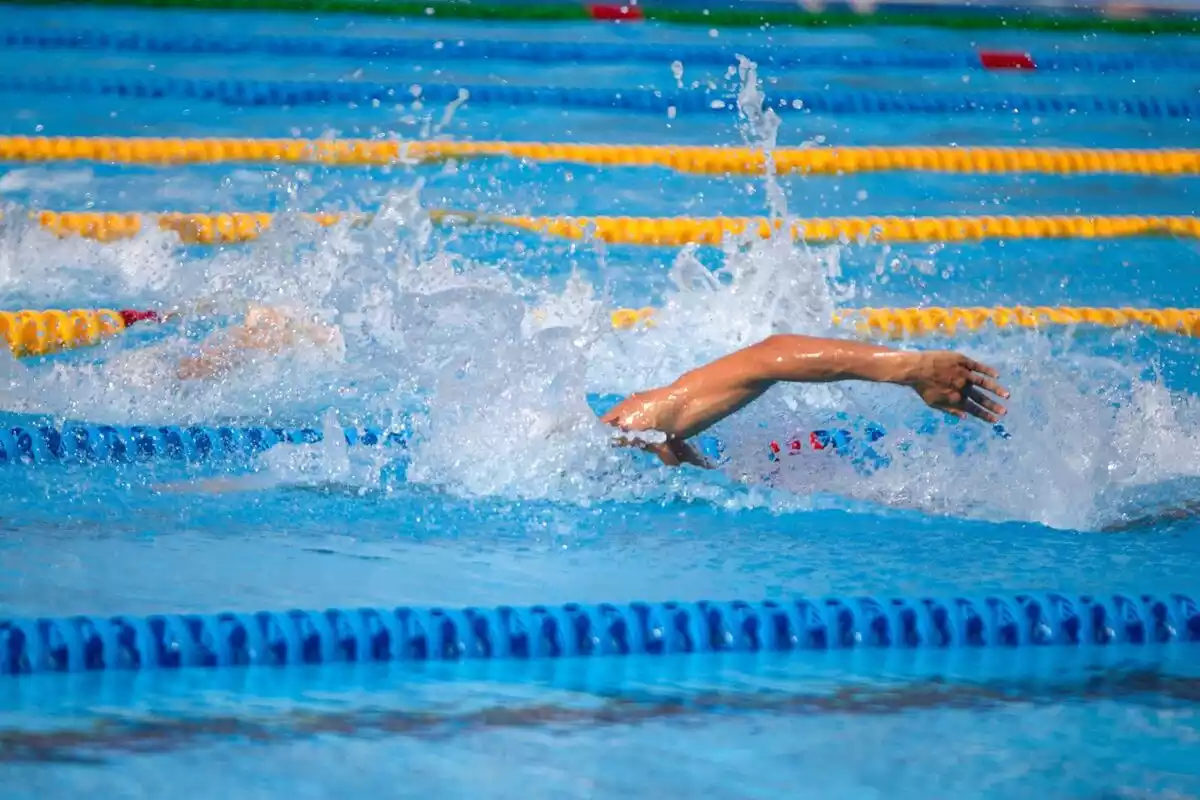 Imatge d'una persona nedant en una piscina