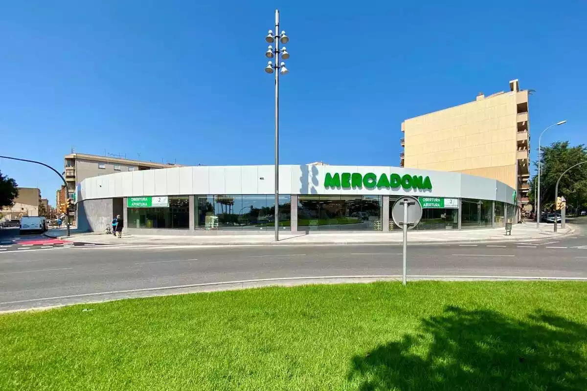 Imatge exterior del supermercat Mercadona de l'avinguda Marià Fortuny de Reus