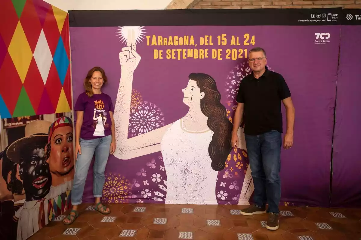 La consellera Inés Solé i l'alcalde Pau Ricomà amb el cartell de Santa Tecla 2021