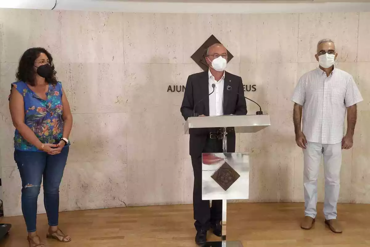 Marina Berasategui, Carles Pellicer i Andreu Martín a la sala de premsa de l'Ajuntament de Reus