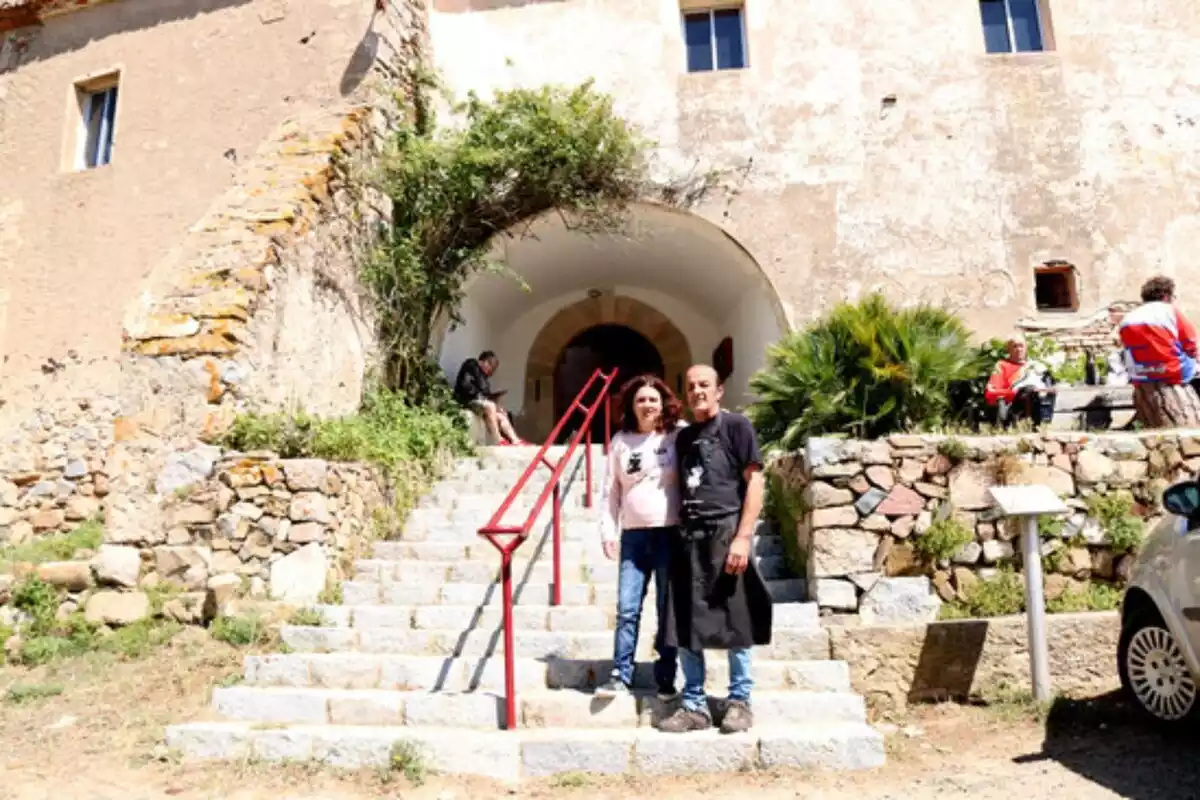 Pere Ferré i Mònica Arbós davant de l'ermita de la Mare de Déu de Puigcerver d'Alforja