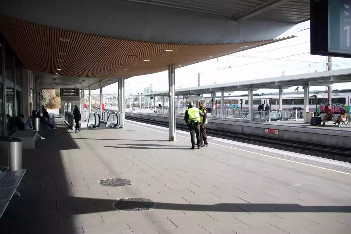 Pla general de l'estació de Tarragona, amb pocs viatgers esperant el tren a mig matí