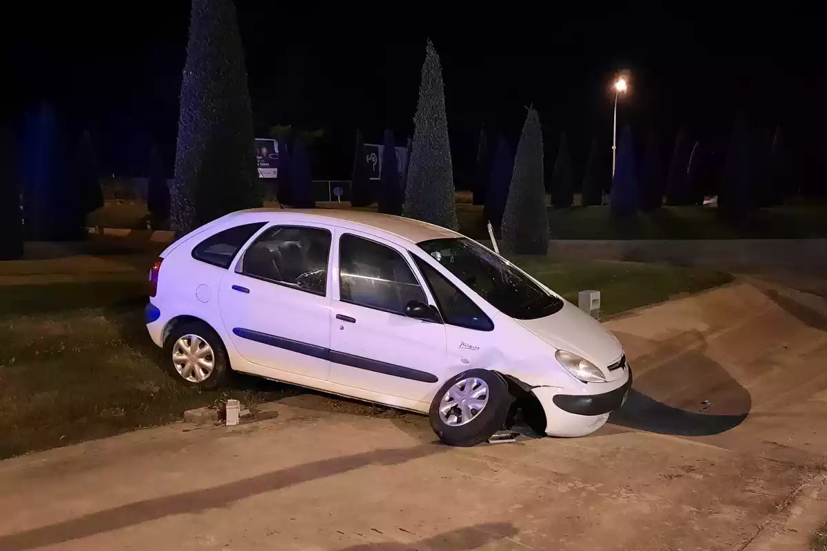 Un cotxe accidentat a la rotonda de l'Avinguda Tarragona de Reus