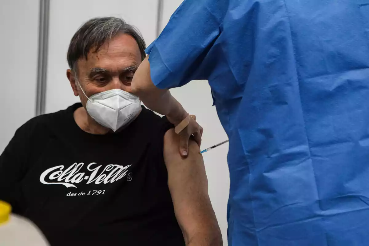 Un home rebent la vacuna contra la Covid-19