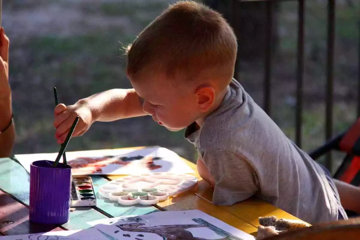 Un nen pintant