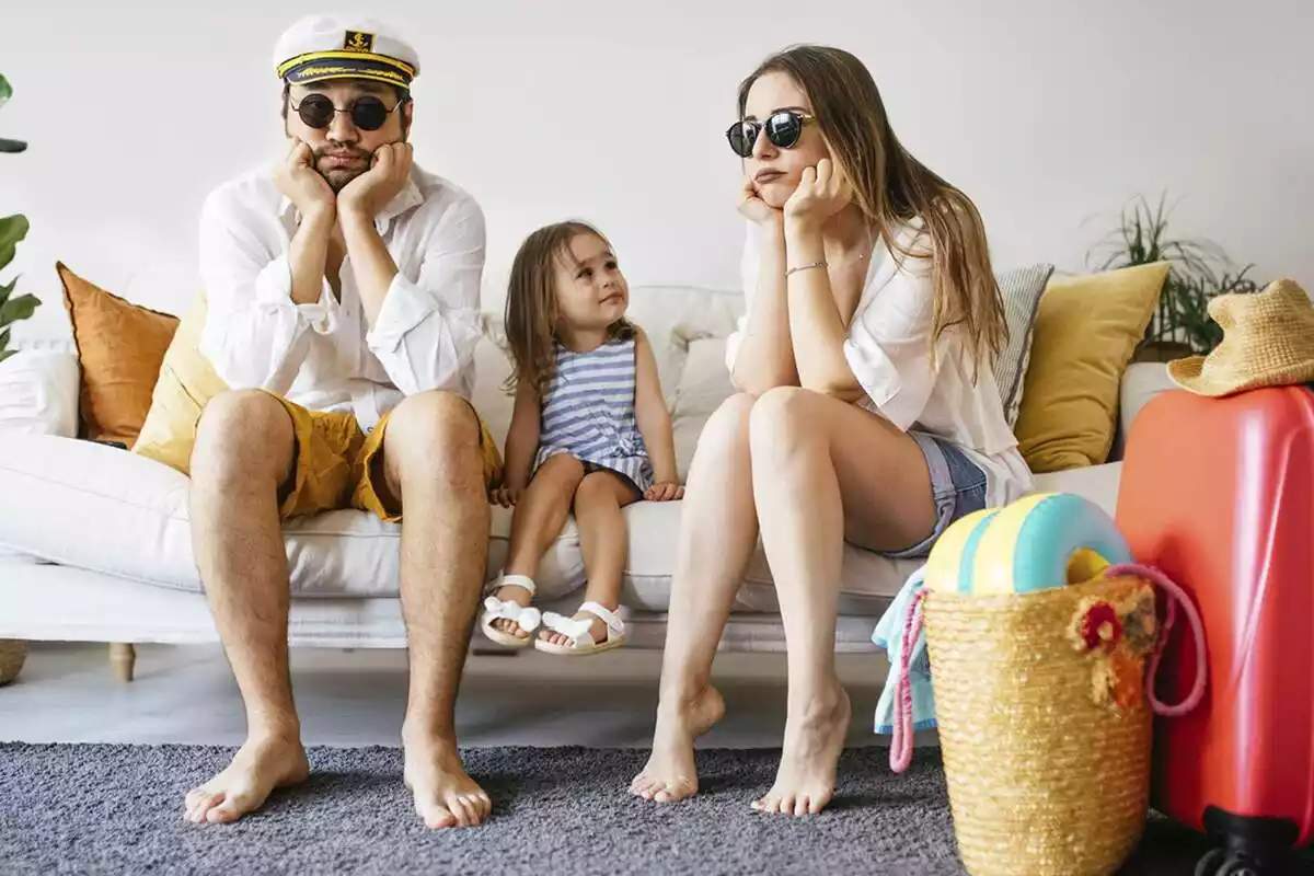 Una familia esperant per a marxar de viatge