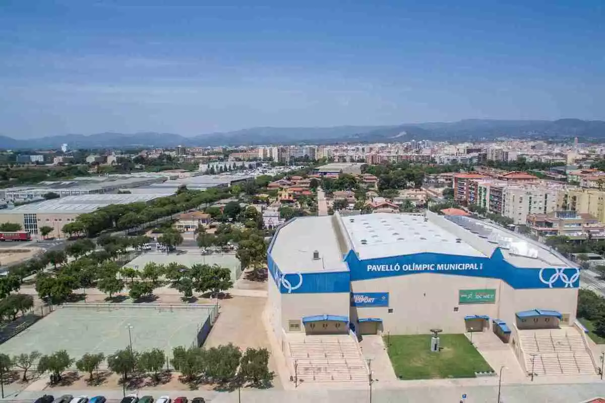 Vista aèria del Pavelló Olímpic de Reus i la pista exterior que deixarà pas al futur complex aquàtic i de fitness