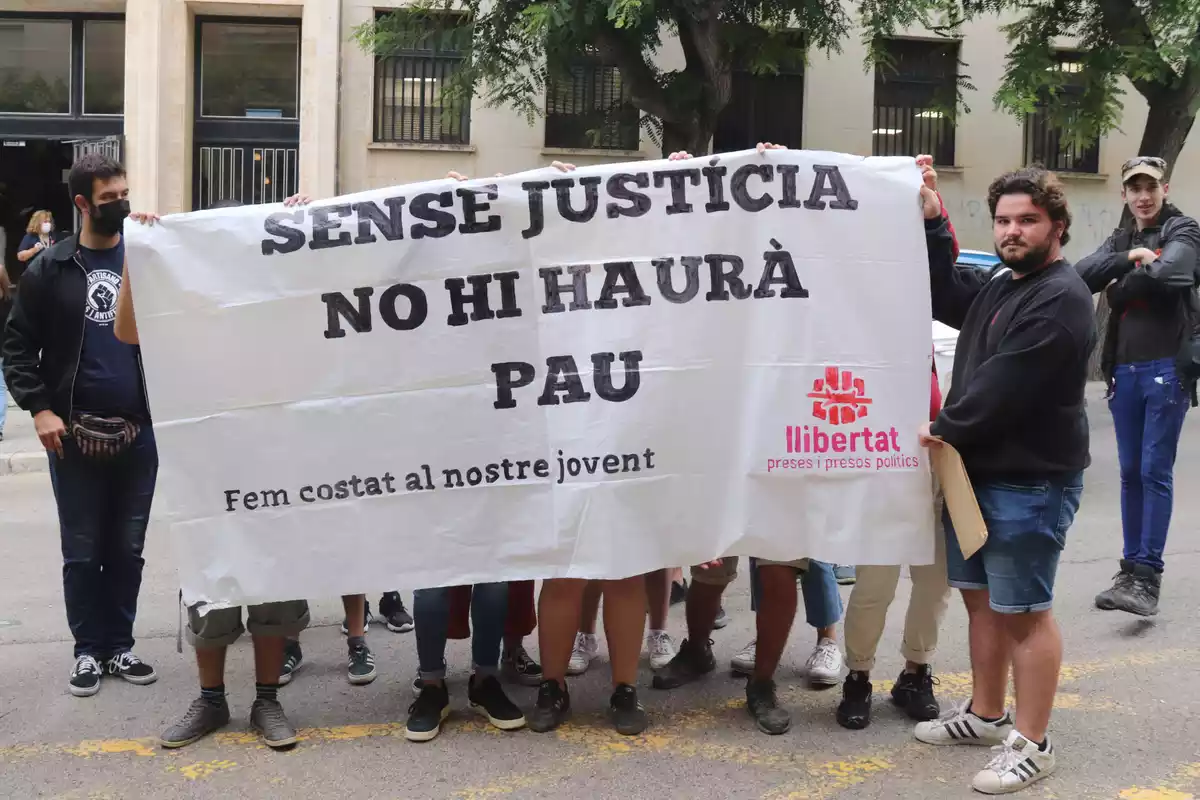 Concentrats davant dels jutjats de Tarragona en suport a Joan Nadal, membre del Sindicat d'Habitatge de Tarragona