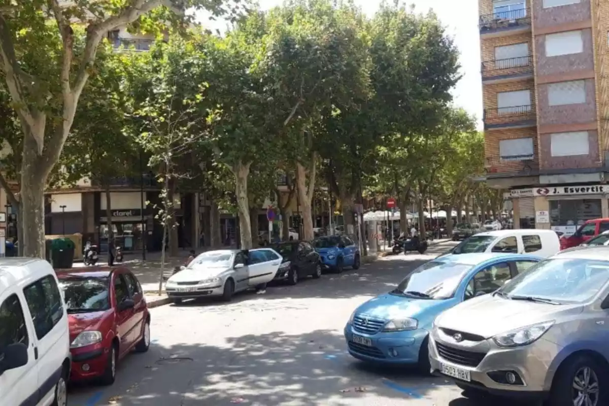 Cotxes aparcats a la plaça Tobies del Vendrell.