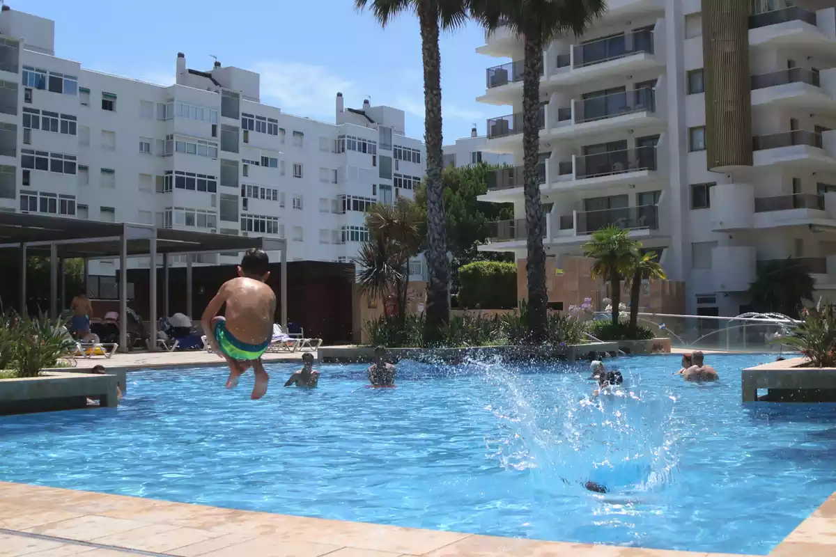 Dos nens a la piscina de l'Hotel Blaumar de Salou