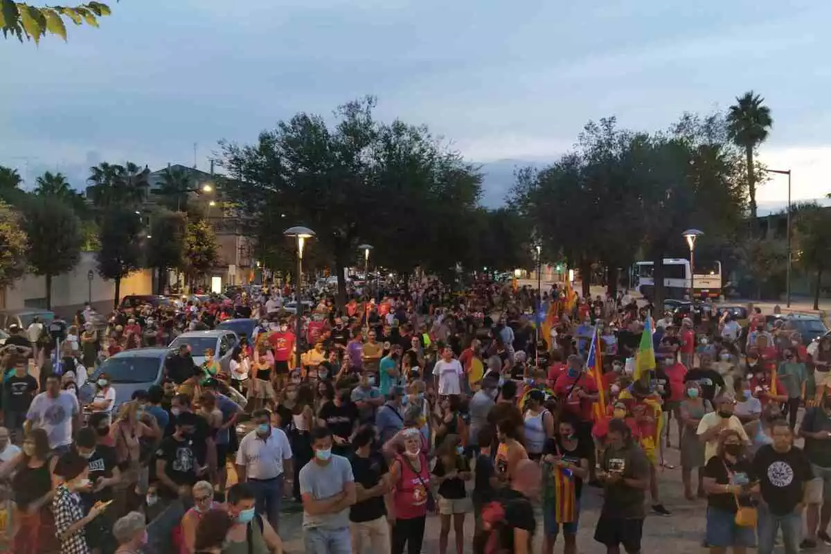 El passeig de Mata de Reus ple de persones abans que comencés l'acte polític de l'Esquerra Independentista