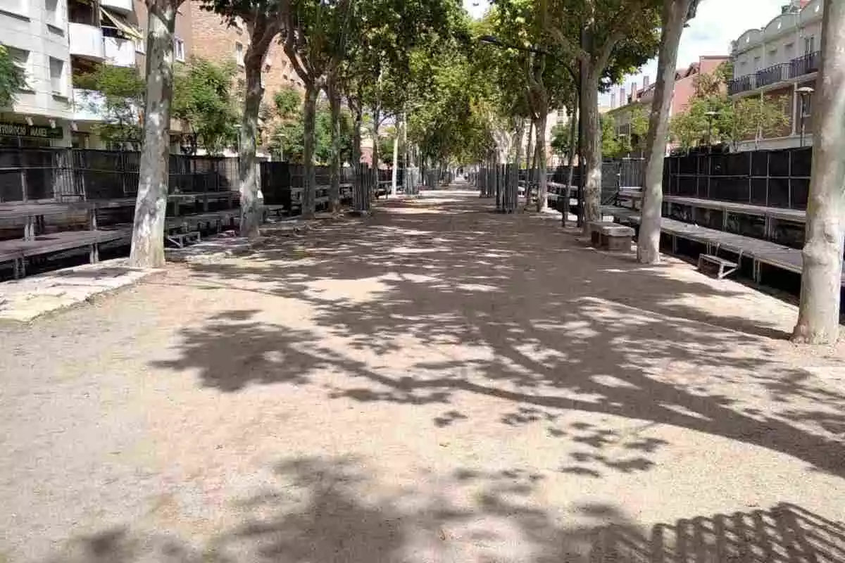El passeig de Misericòrdia de Reus amb grades instal·lades als laterals i una ràfia negre al darrere