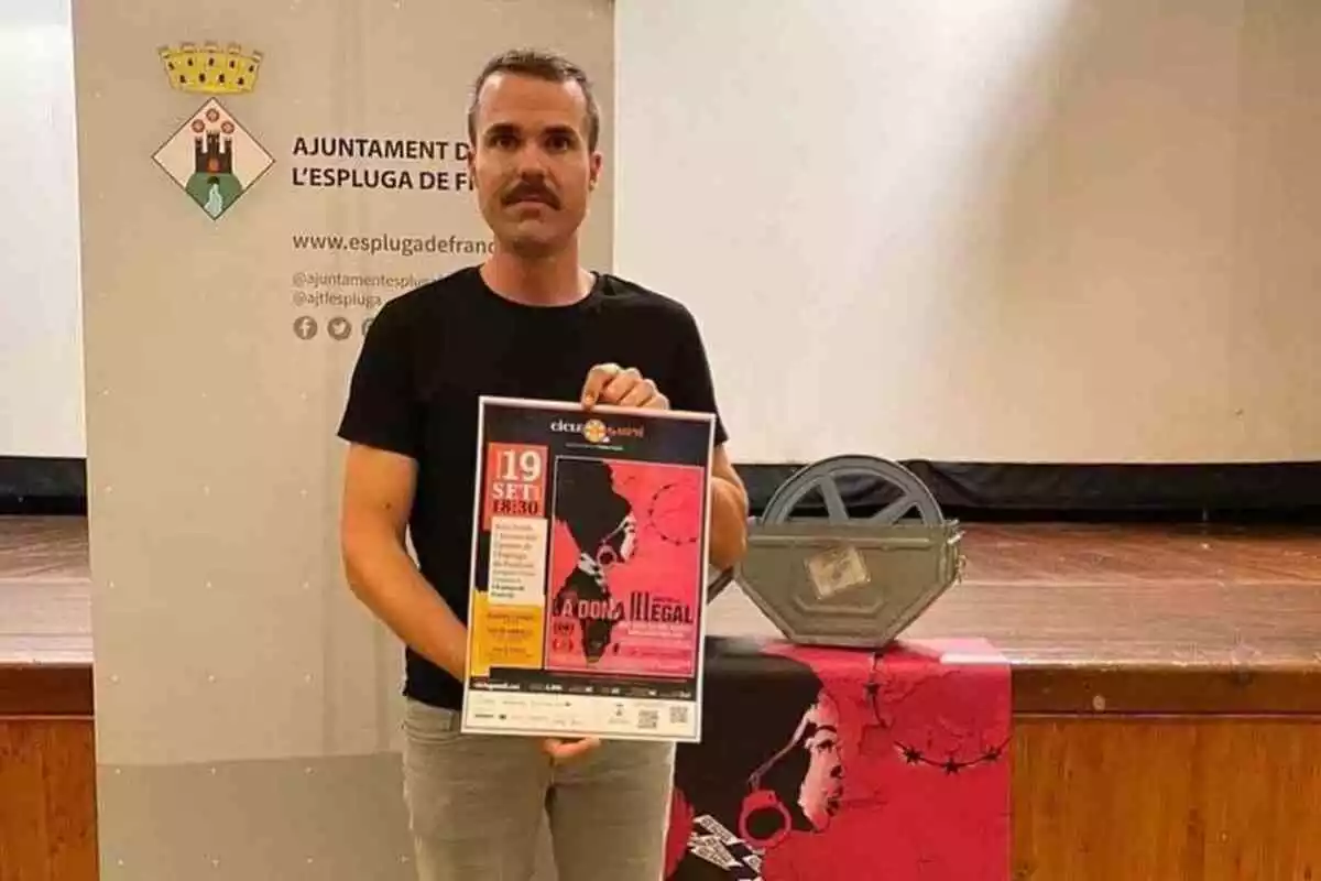El regidor Enric Mercadé amb un cartell de cinema