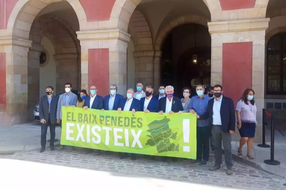 Els alcaldes del Baix Penedès, al davant del Parlament.