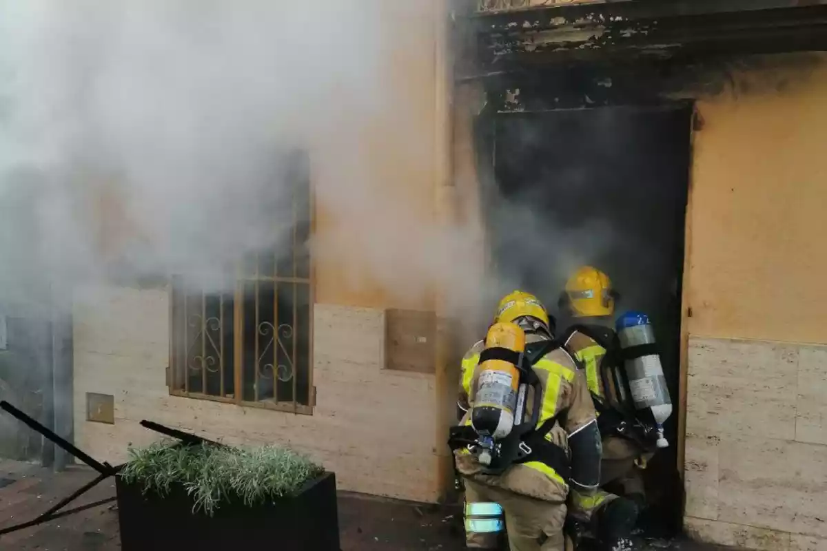Els Bombers de la Generalitat treballant en un incendi al Morell