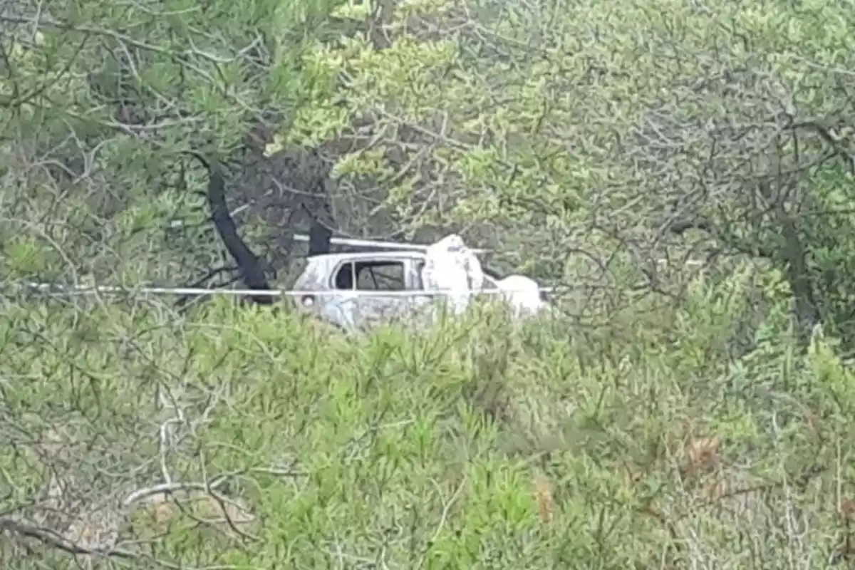 Els Mossos investigant l'incendi d'un vehicle on hi havia una persona morta
