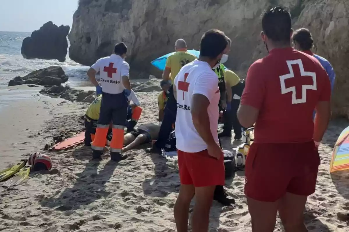 Els serveis d'emergències en un rescat a la platja de Tamarit