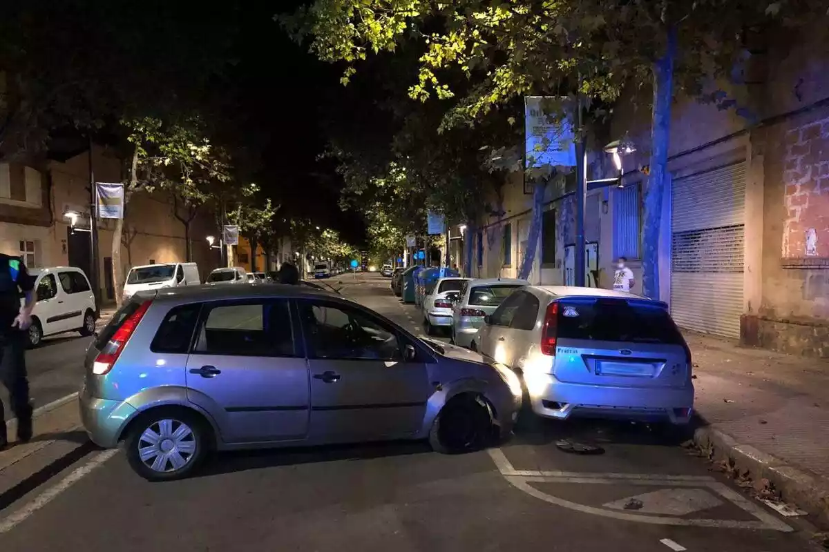 Imatge del vehicle que va topar amb un cotxe estacionat a l'avinguda de Pere el Cerimoniós de Reus