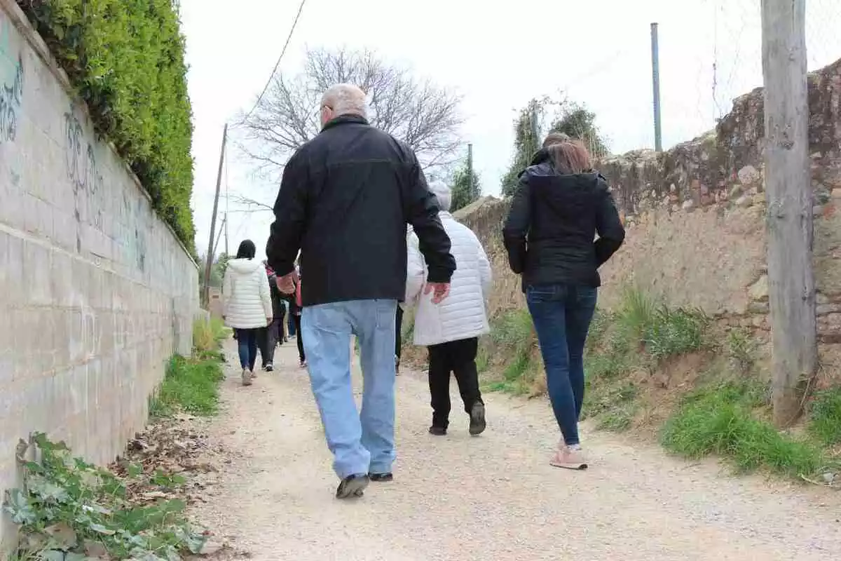 Imatge d'un grup de persones caminant per un camí del terme municipal de Reus