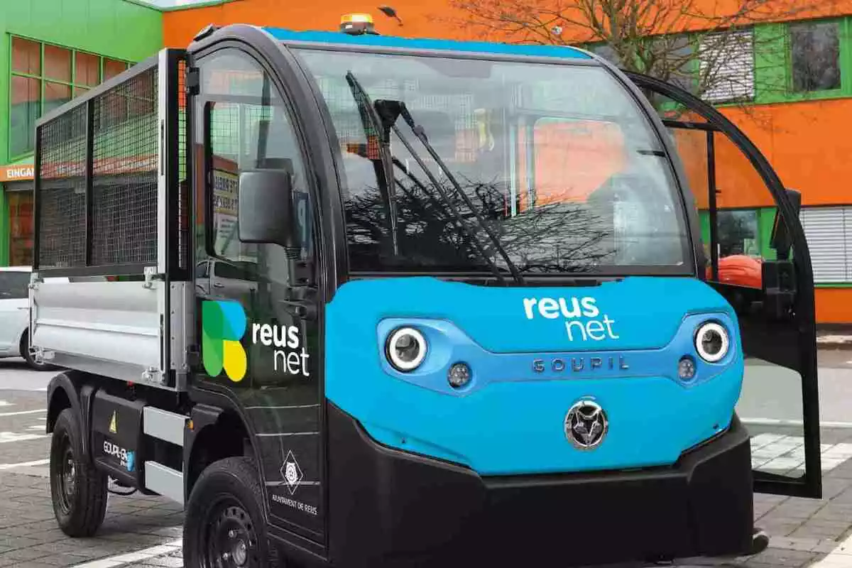 Imatge virtual d'un vehicle de recollida de brossa a Reus, amb la cabina blava, la caixa blanca i el nou logotip