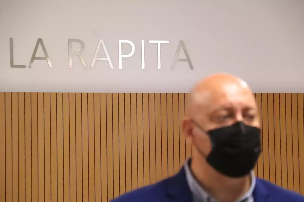'La Ràpita', del nom de l'Ajuntament darrera de l'alcalde de Sant Carles de la Ràpita, Josep Caparrós.