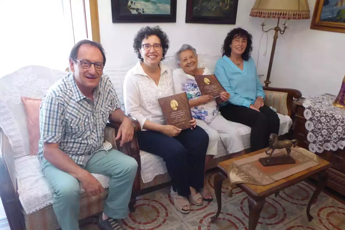 L'autora, amb la directora de l'Arxiu, l'autor del pròleg i la donant del fons de Joan Ramon.
