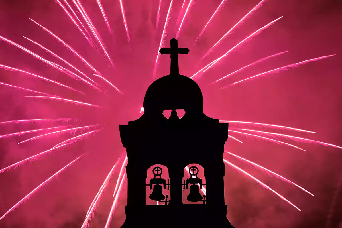 Les campanes del santuari de Misericòrdia il·luminades pel castell de focs de Misericòrdia