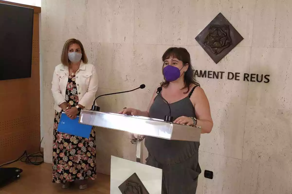Les regidores Mariluz Caballero i Montserrat Flores a la sala de premsa de l'Ajuntament de Reus