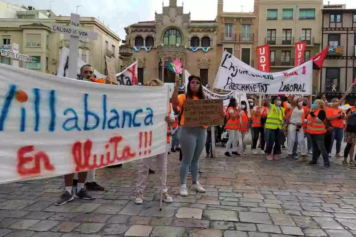 Manifestació de la plantilla del centre de Villablanca a la plaça del Mercadal de Reus amb pancartes i banderes dels sindicats