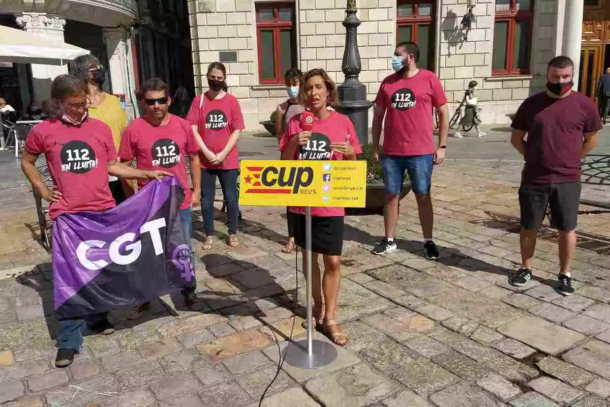 Membres del comitè de vaga del 112 i de la CUP de Reus i del Parlament a la plaça del Mercadal durant la roda de premsa