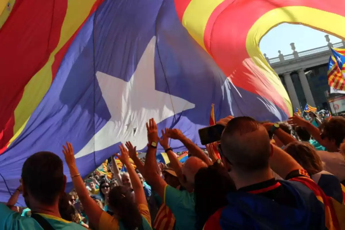 Participants amb estelades a la manifestació de la Diada de Catalunya, l'11 de setembre del 2019