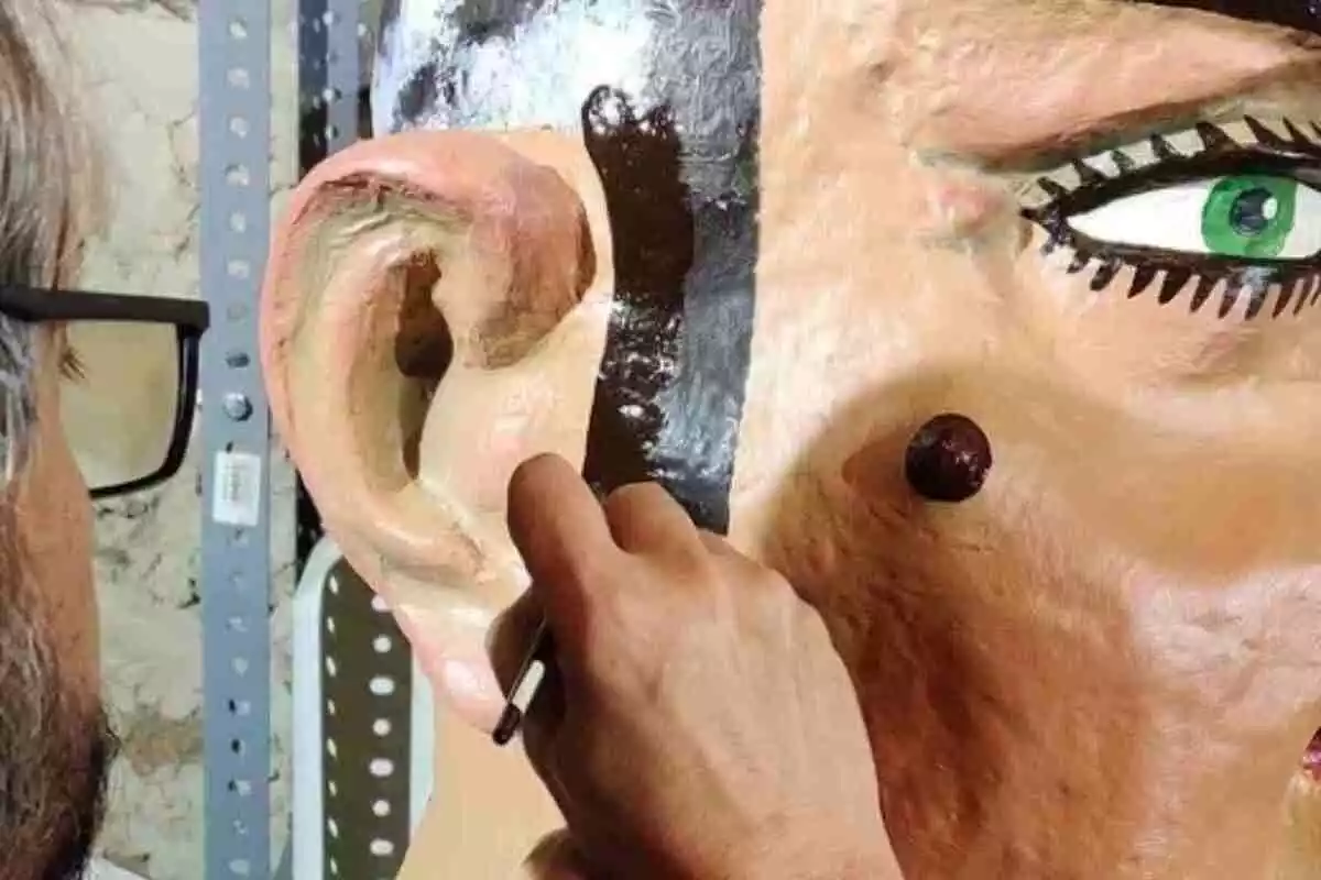Persona pintant un nano de Montblanc