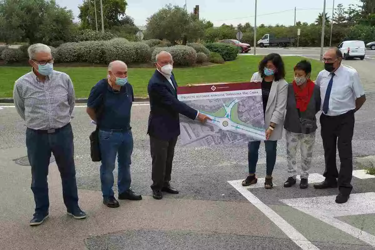 Representants veïnals i del govern de Reus mostren el projecte per a l'entrada de la urbanització Mas Carpa