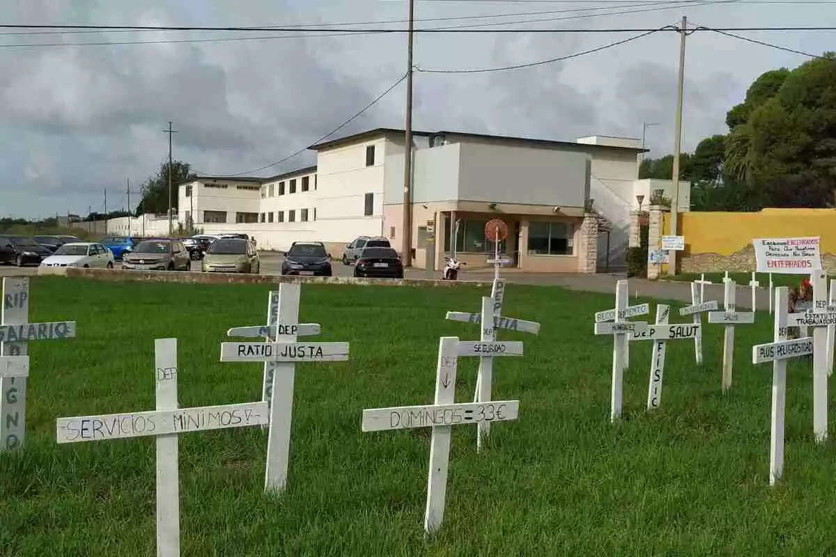 Tot de creus plantades a l'entrada de Villablanca simbolitzant la mort de les condicions laborals de la plantilla