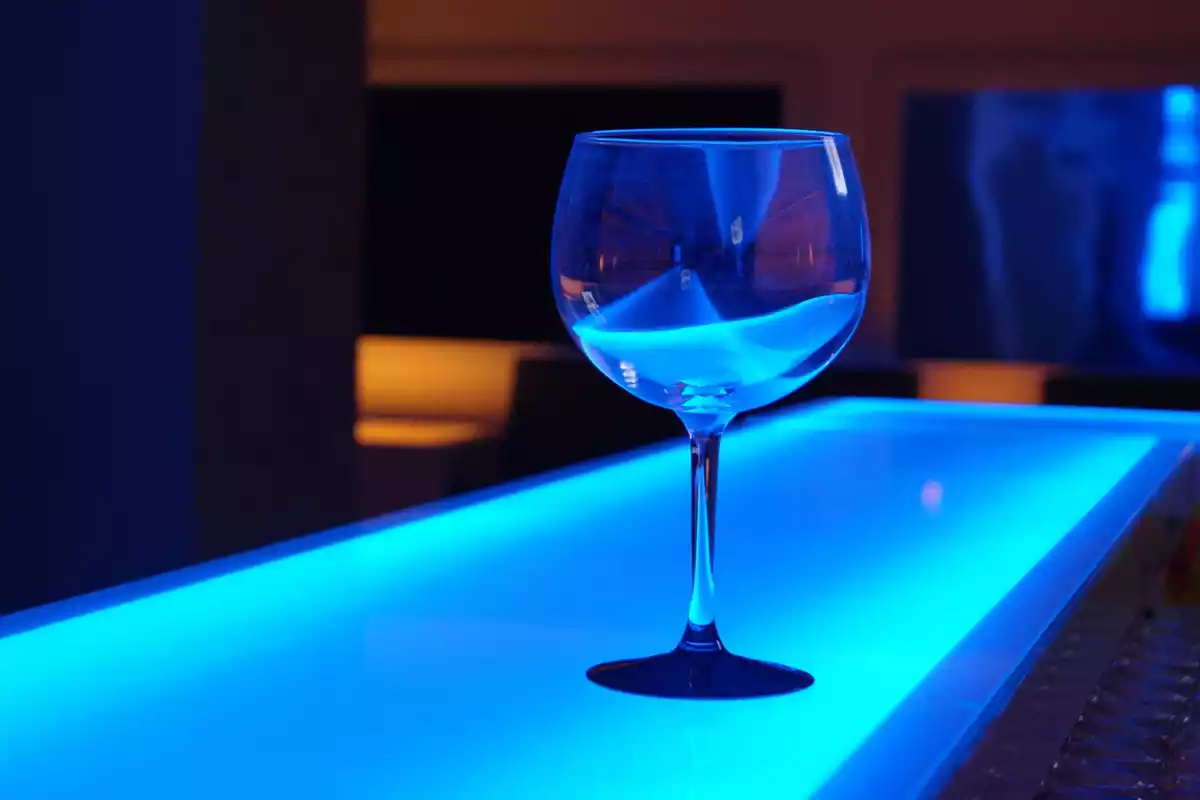 Una copa a l'interior d'una discoteca