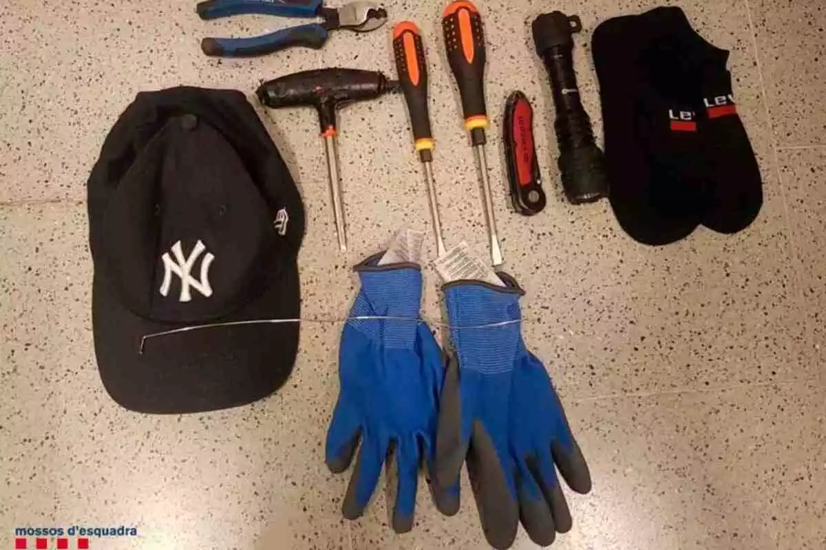 Una gorra, uns guants i diverses eines requisades pels Mossos d'Esquadra que s'haurien fet servir per cometre robatoris