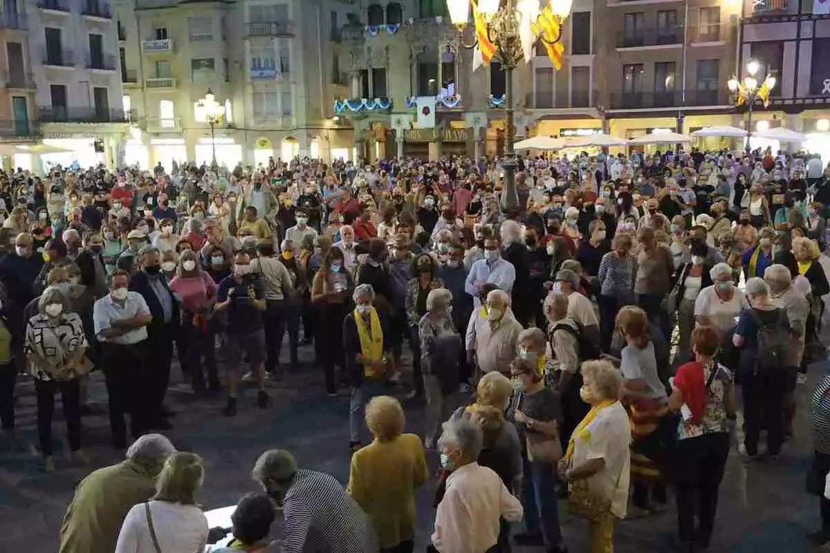 Unes 300 persones concentrades en manifestació a la plaça del Mercadal de Reus
